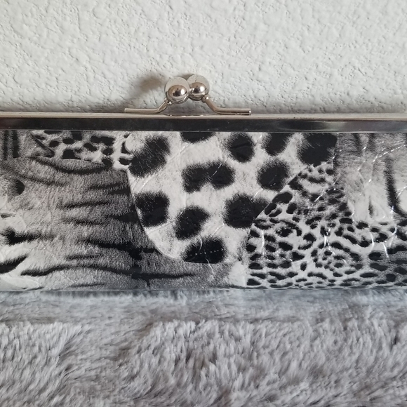 Grey Leopard Fashion Clutch Purses w/ Ch… - Picture 2 of 3